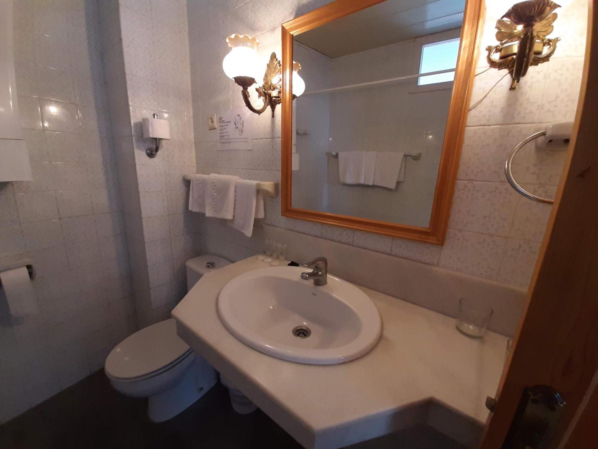 אסטפונה Hotel Buenavista חדר תמונה Bathroom in a hotel