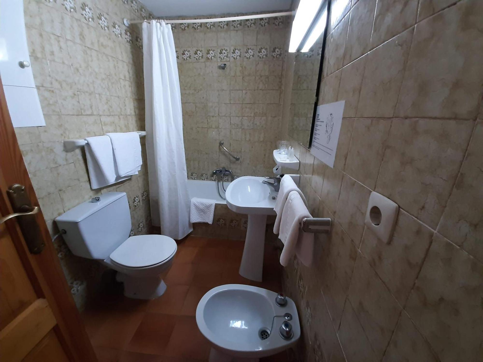 אסטפונה Hotel Buenavista חדר תמונה Bathroom with shower curtain